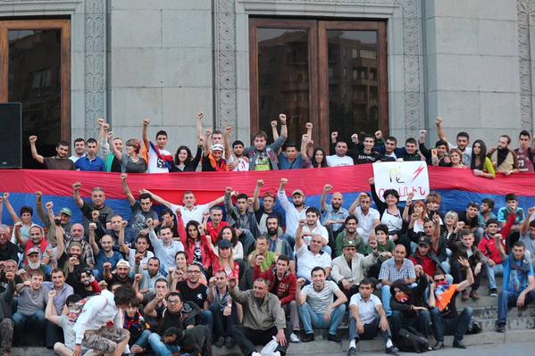 Майдан по-армянски: К протесту в Ереване присоединяются другие города