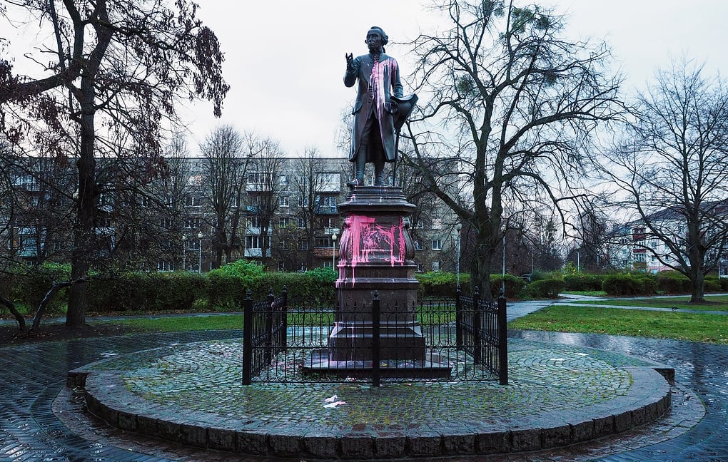 В Калининграде надругались над памятником немецкого философа Канта 