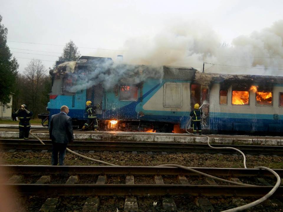Под Ровно загорелся поезд с пассажирами: напуганные люди на ходу выпрыгивали из вагона – фото с места ЧП