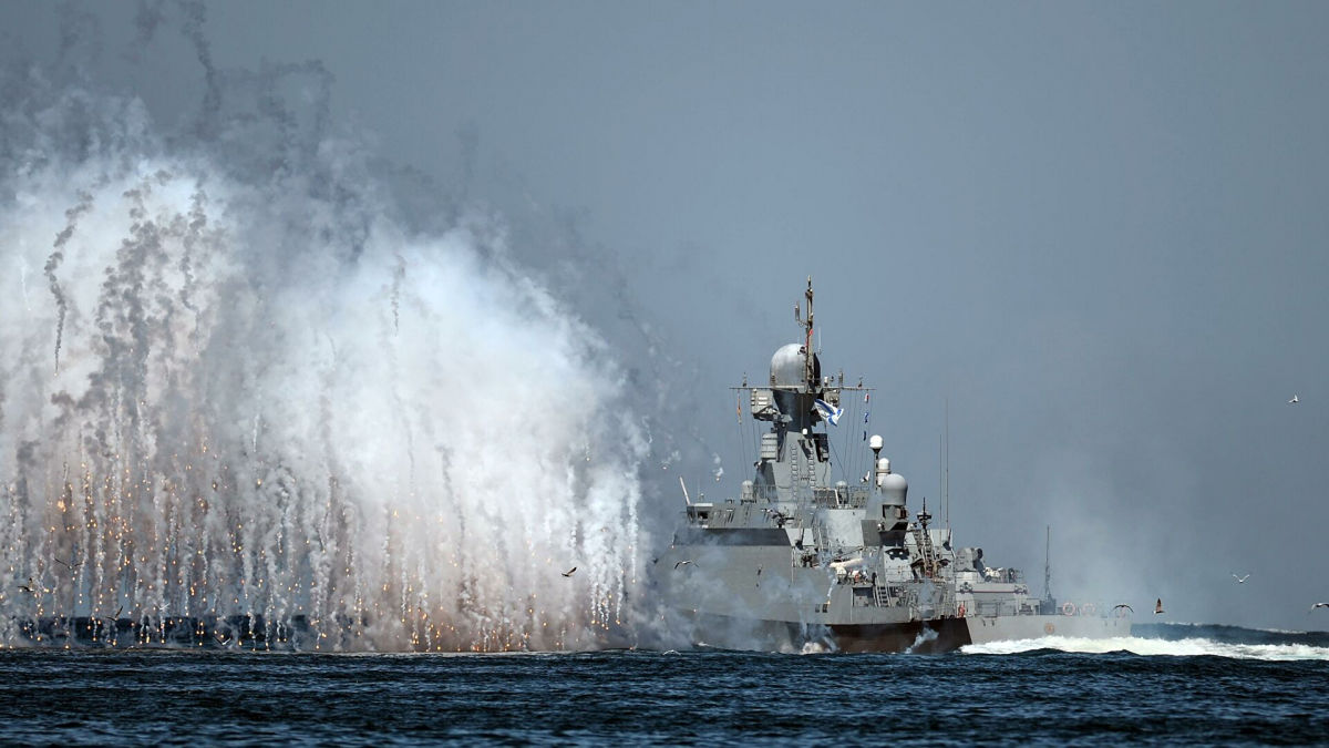 РФ вслед за блокированием части Черного и Азовского морей перекрыла небо в районе Крыма