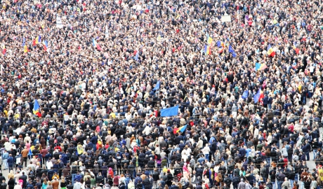 ​ Масштабный протест в центре Кишинева: десятки тысяч людей требуют досрочных выборов