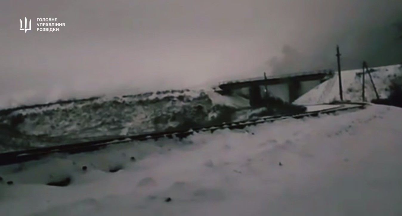 Новый удар по военной логистике оккупантов: в РФ подорвано ж/д полотно, появилось видео