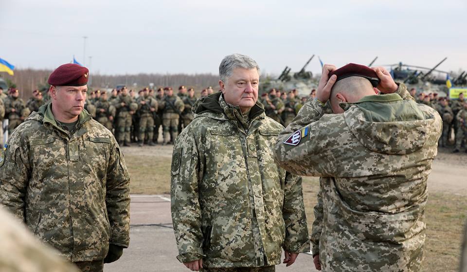 Порошенко посетил украинских десантников на Житомирщине, устроивших мощный перформанс, - фантастические фото