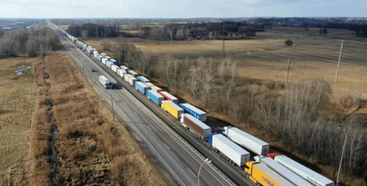 Польша закрывает границу для грузового транспорта из Беларуси