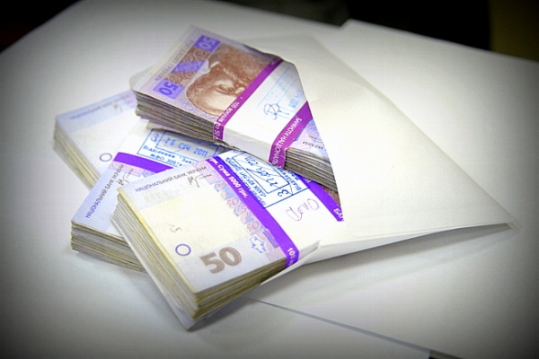 МВД: в Николаеве на участке у главы избиркома изъят пакет с деньгами и конверты