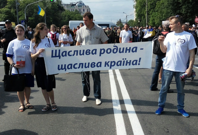 В Киеве противники Марша равенства устроили свою акцию в поддержку семейных ценностей