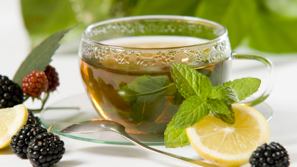 Цілющі чаї, які варто пити при кашлі: рецепти на сезон холодів