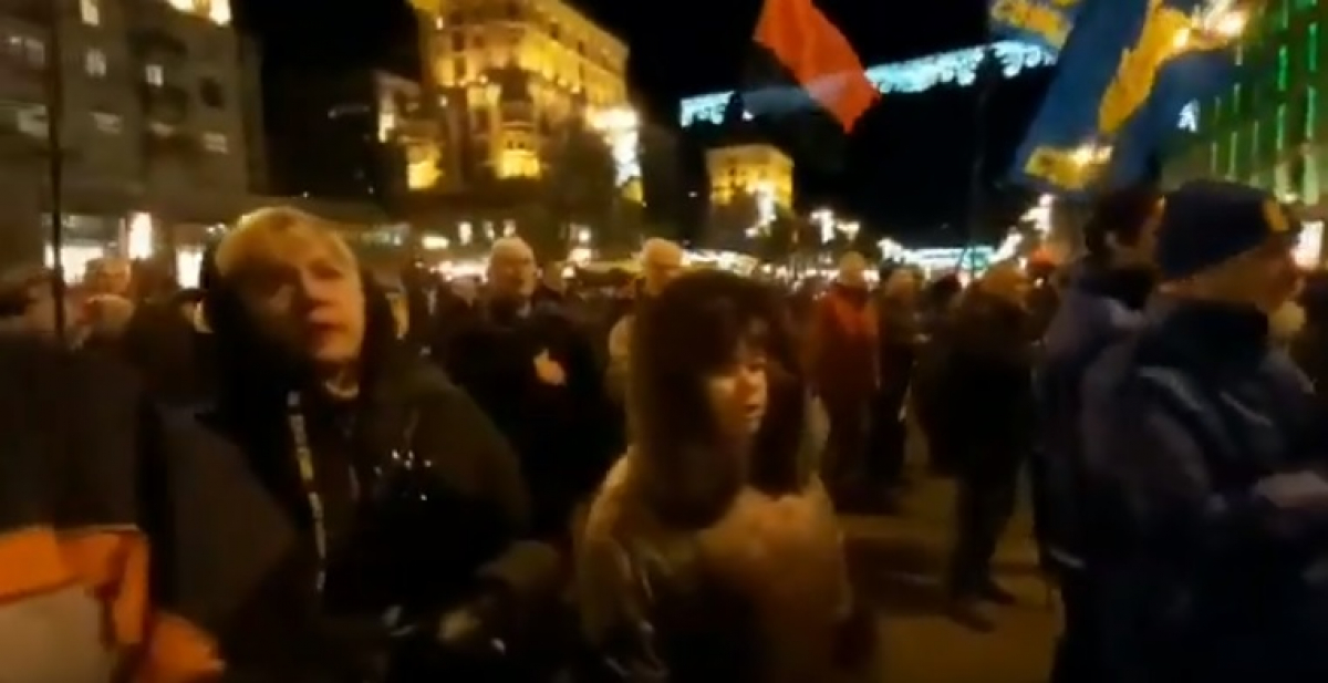 Слава нации! Тысячи людей в центре Киева в день рождения Степана Бандеры поют гимн Украины - видео