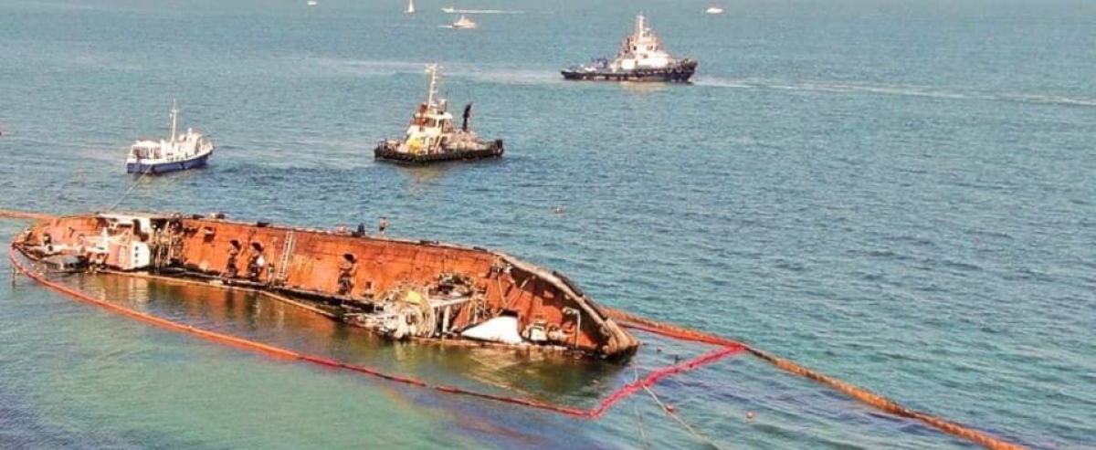В Одессе не смогли эвакуировать танкер Delfi: оборвались тросы, корабль лежит у пляжа "Дельфин"