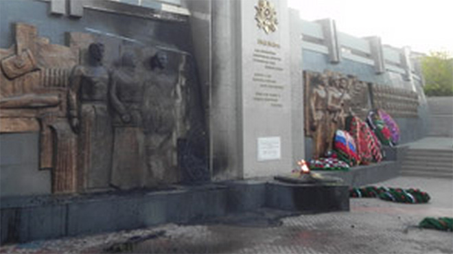 Пьяный вандал в Улан-Удэ поджег венки на мемориале Победы