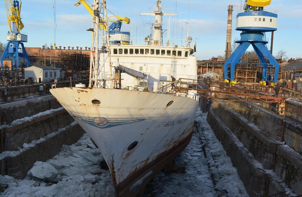 ​На заводе в Санкт-Петербурге вспыхнуло отремонтированное судно Минобороны РФ “Ромуальд Муклевич”