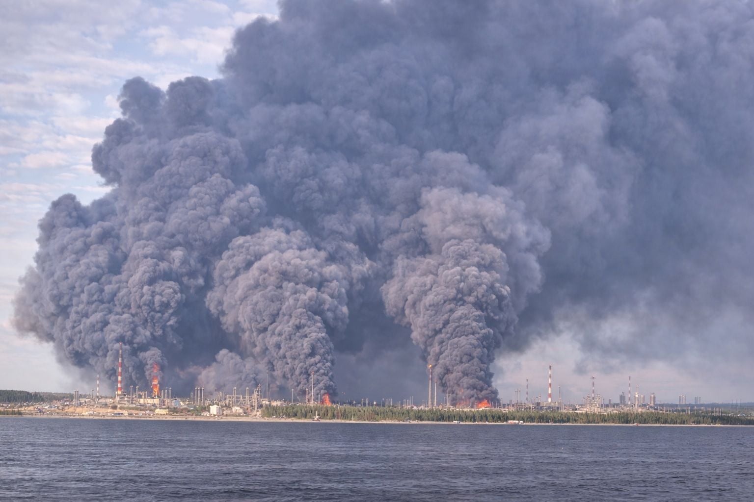 Атака України на нафтовий порт під Петербургом: вогонь посилюється, округу на кілометри затягнуло димом