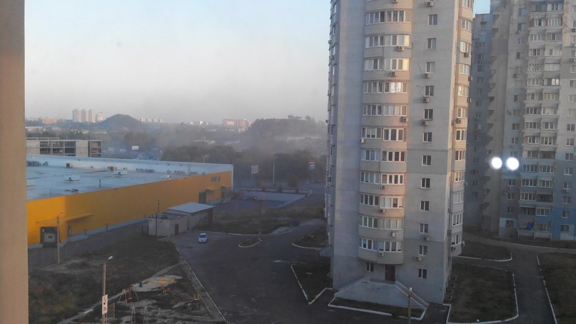 Как выглядит "Амстор" в Донецке после артобстрела 08.10: дыра в крыше и выбитые стекла в соседних домах