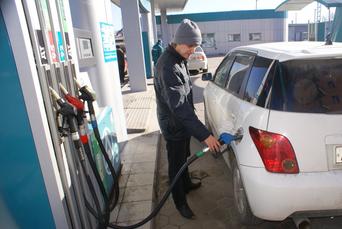 В Луганске открылись заправки, на которых продают бензин из российского гуманитарного конвоя