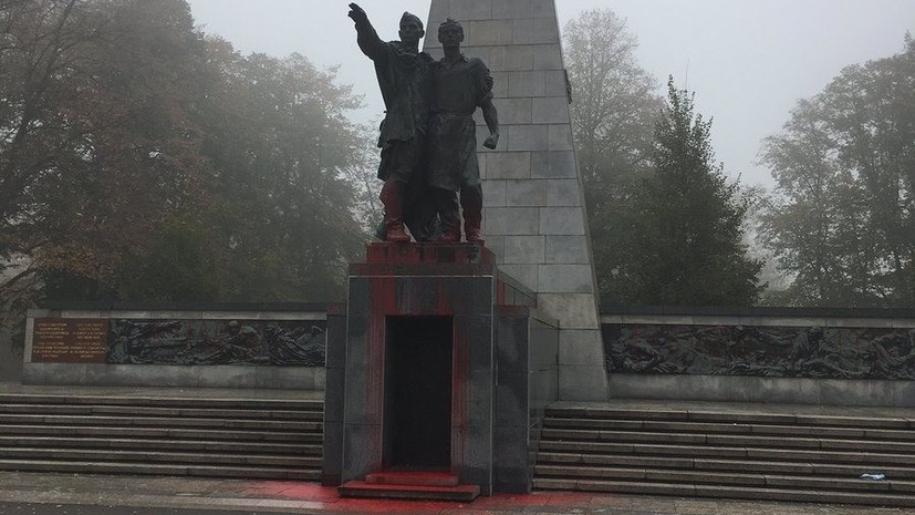 В Чехии облили краской памятник Красной армии, в Кремле возмущены выходкой