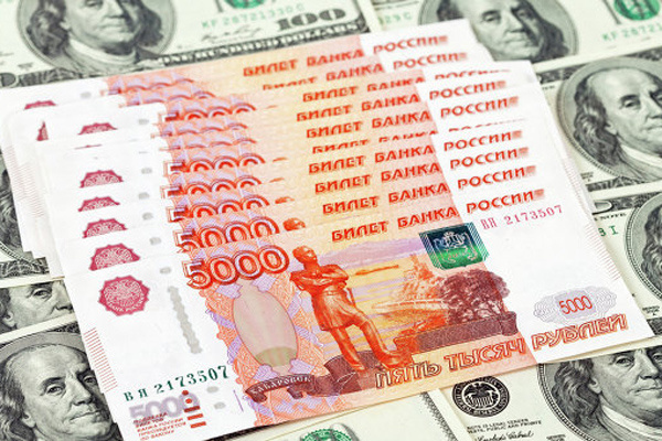 Обвал рубля в России: денежная единица достигла абсолютного минимума 