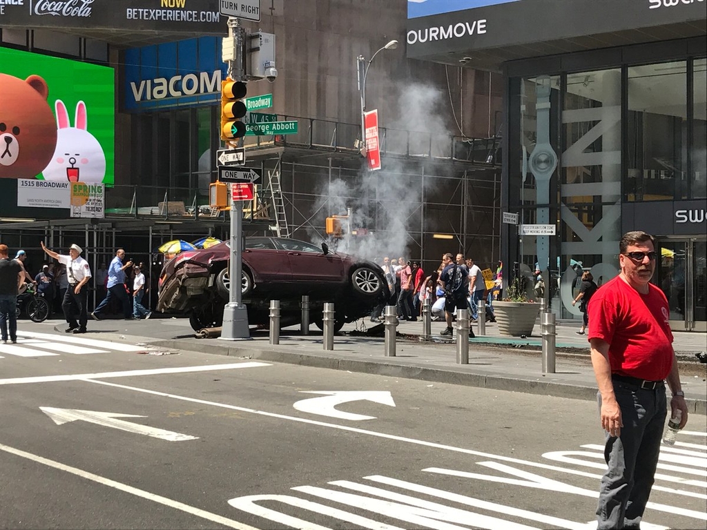 Появились шокирующие кадры ужасной аварии в Нью-Йорке: машина на полной скорости врезалась в скопление людей на Таймс-сквер