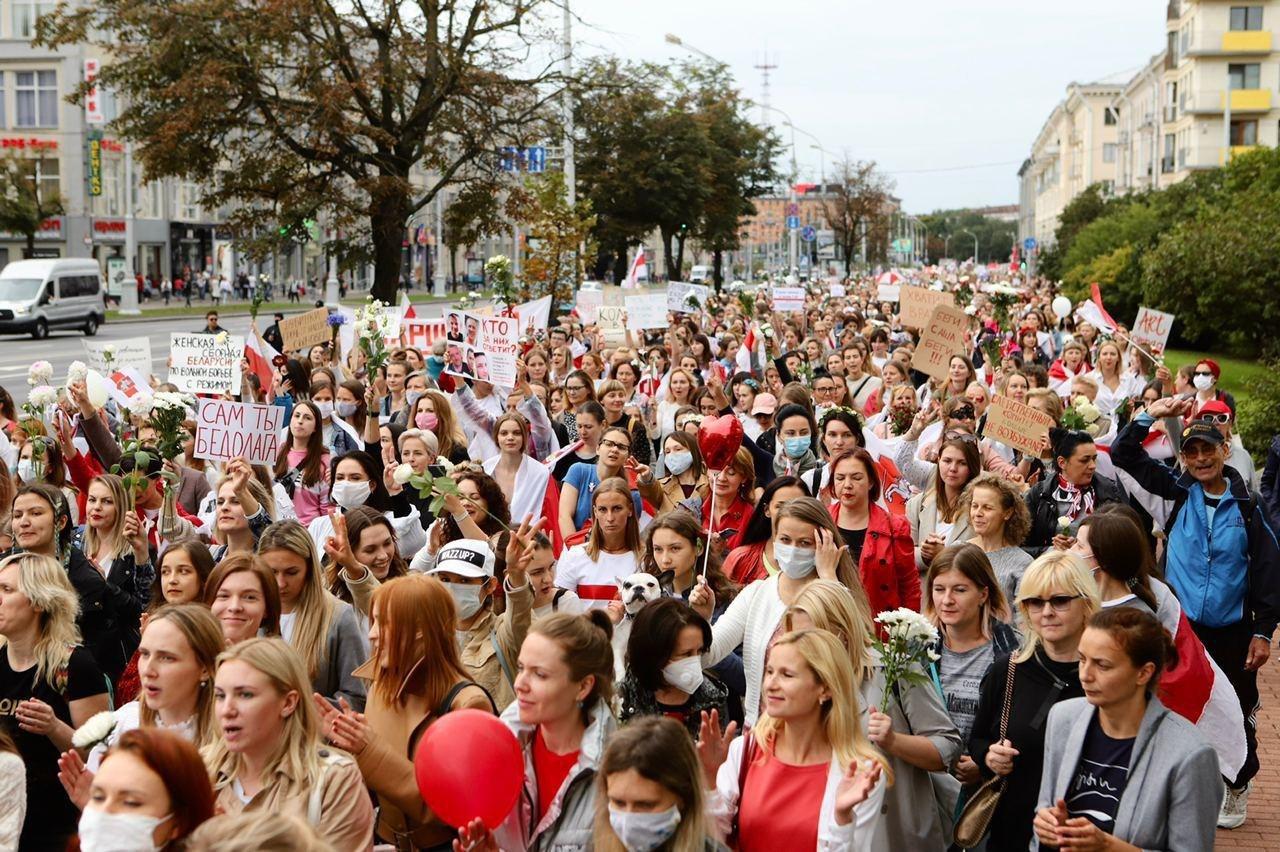 "Саша, ты уволен", - женщины Беларуси вышли на улицы, более 10 тысяч человек протестуют против Лукашенко