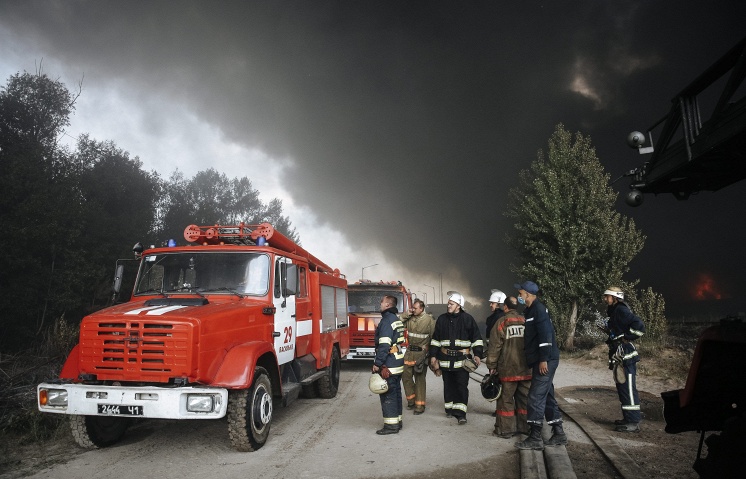 Пожар на нефтебазе угрожает Киеву опасными веществами первого класса