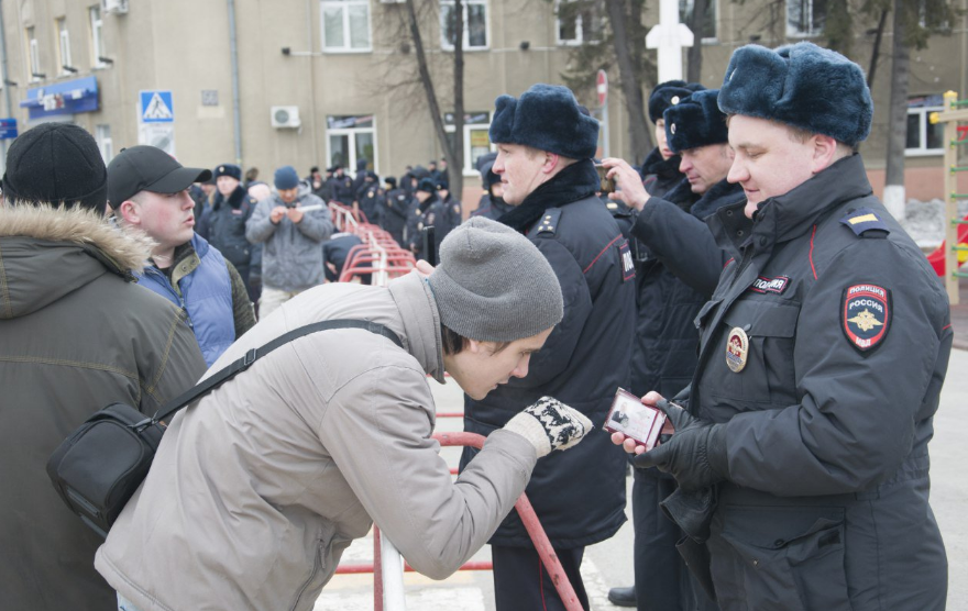 В Кемерово начались аресты участников протестного митинга из-за пожара в ТРЦ "Зимняя вишня"