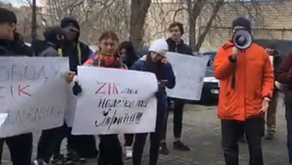 Активисты Корчинского заблокировали телеканал ZIK и уже несут к зданию покрышки. Стало известно, чем "провинились" телевизионщики. Кадры