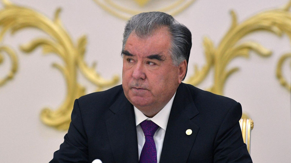 "Мы не нищие", - президент Таджикистана публично высказал претензии хихикающему Путину