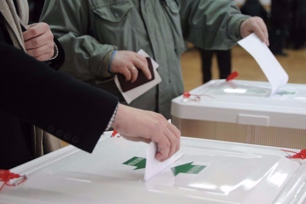 Поклонница Зеленского оконфузилась с "российским паспортом", показав фото в кабинке для голосования 