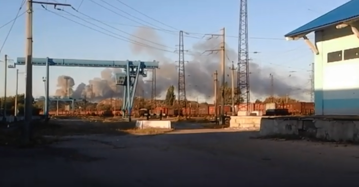 В Донецке начался сильный пожар в районе военного склада – видео