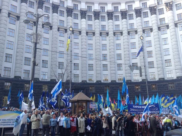 Под Кабинетом Министров проходит одновременно два митинга