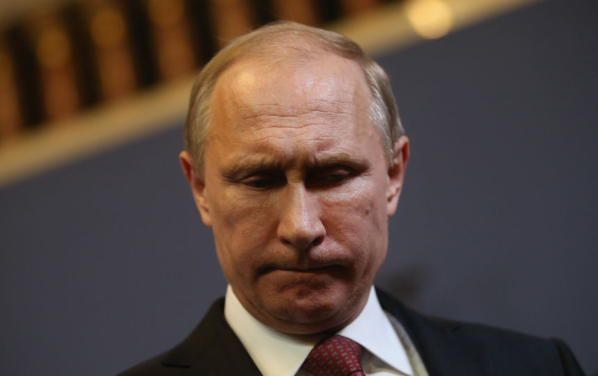 "В стенах Кремля царит паранойя. Никто не знает, где появится "сцарь", и будет ли это Путин или его двойники. Он шельмует не только страну, но и свое окружение", - Сотник