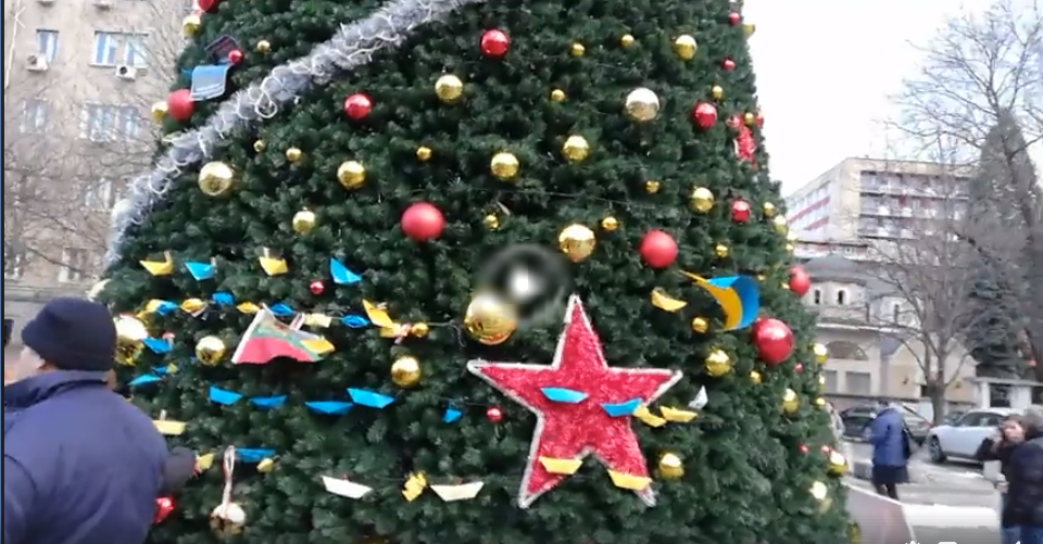Отпустите моряков: болгары украсили елку у посольства РФ корабликами в цветах национального флага Украины – кадры