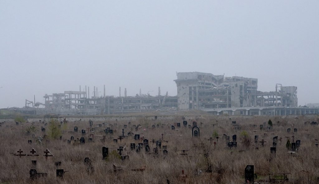 При виде этих фото становится по-настоящему страшно: новые кадры окрестностей Донецкого аэропорта, это настоящий ад на земле
