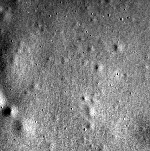 Уникальное фото кратера Меркурия, сделанное за минуту до крушения зонда «Мессенджер»
