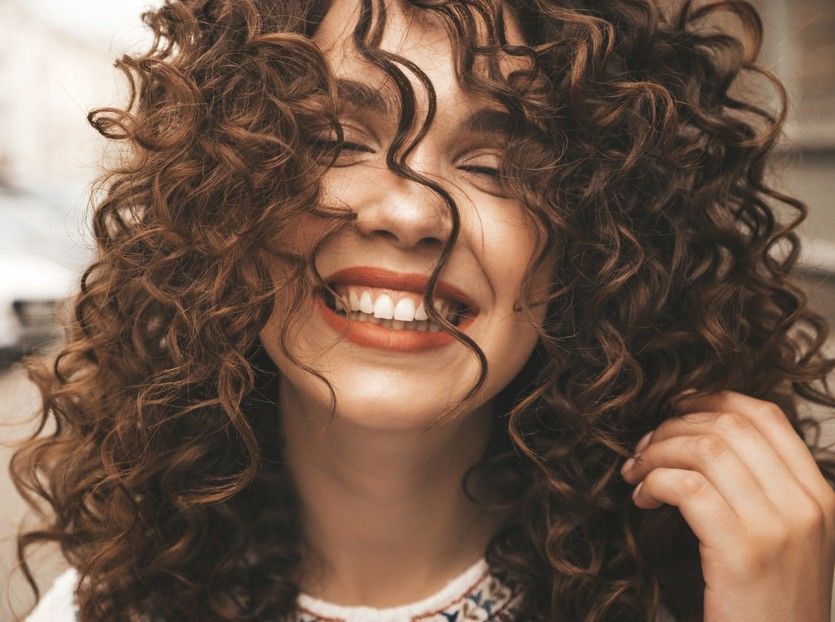 Засоби для кучерявого волосся: які бувають і навіщо вони потрібні?