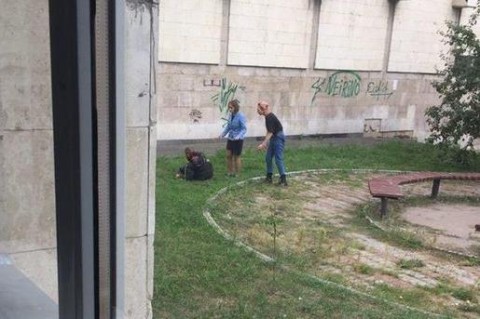 В Киеве самоубийца попытался перерезать себе вены прямо на улице: СМИ нашли предсмертную записку и узнали причину попытки самоубийства
