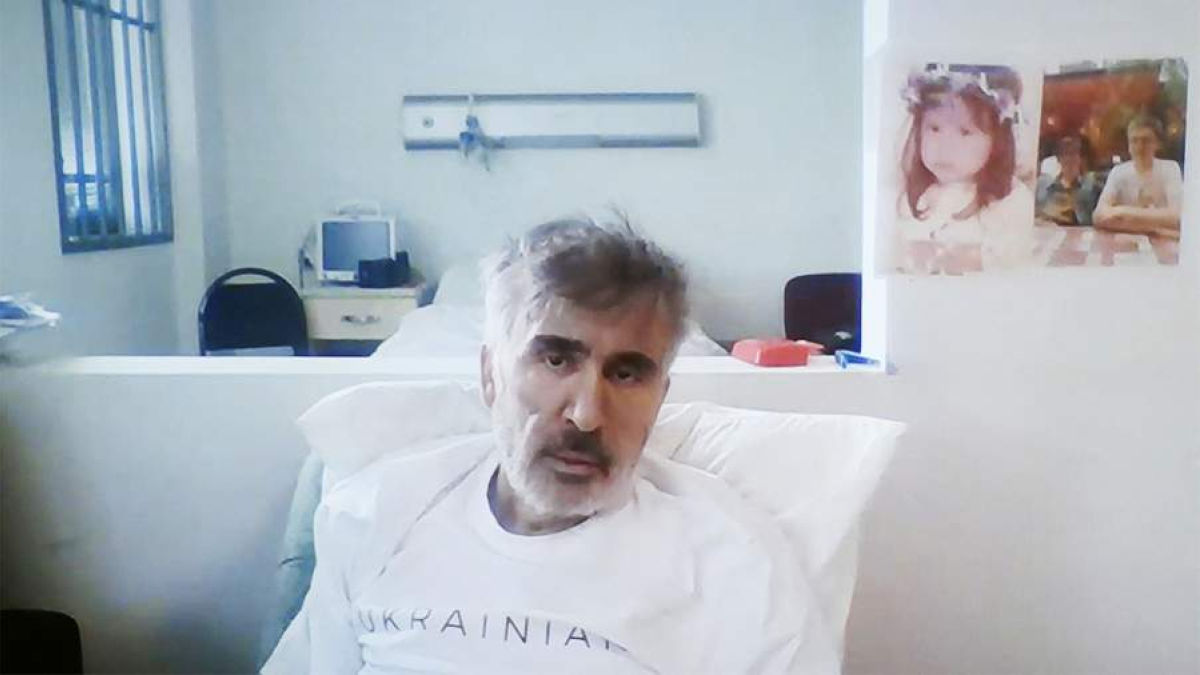 ​Саакашвили передал послание из больницы: "Все время в постели, мои кости распадаются"