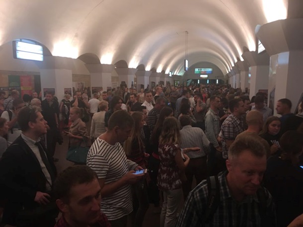 Поезда в столичной подземке восстановили движение - в Киеве рассказали детали задымления в метро