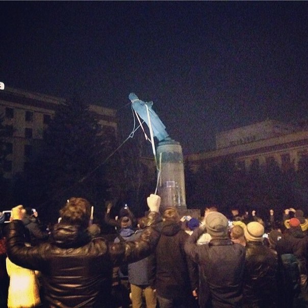 Как в Харькове под крики "Слава нации!" свергали очередные памятники Ленину