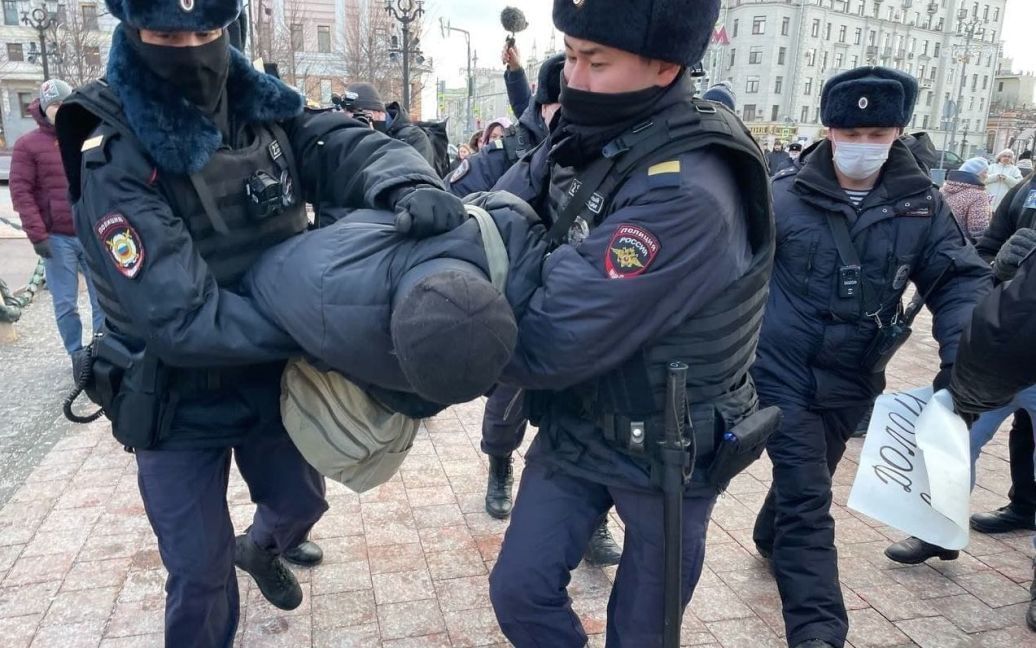 В Москве 86-летний пенсионер возле Госдумы РФ высказался против войны: на него сразу натравили полицию