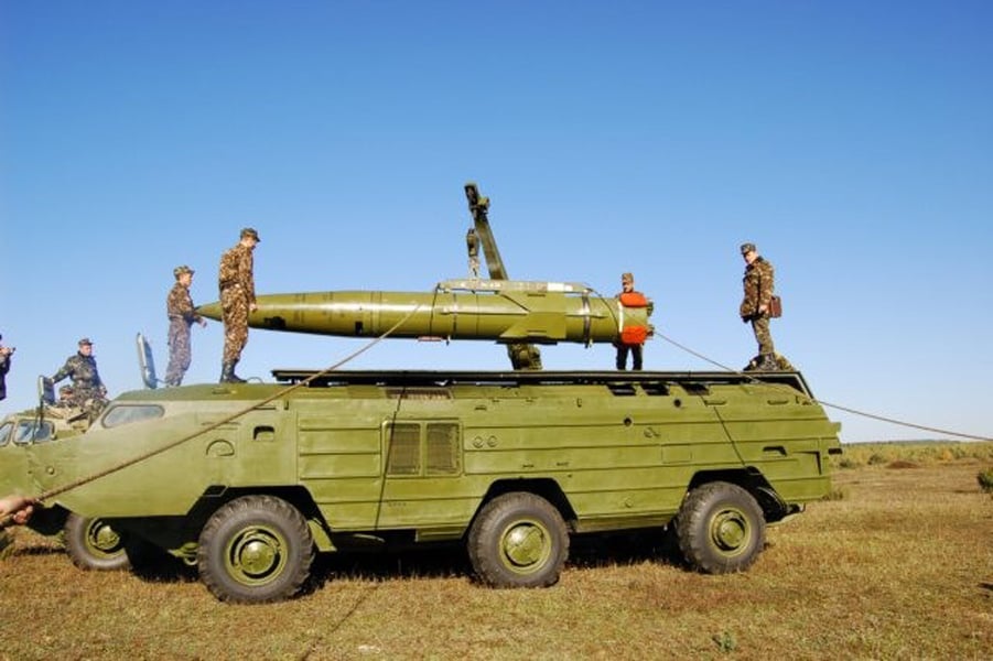 Российские СМИ: в одном из кварталов Луганска найдены останки баллистической ракеты 