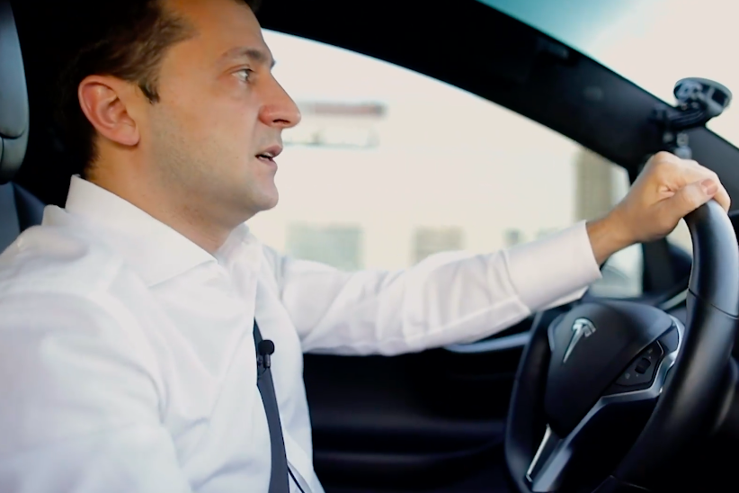 Зеленский за рулем Tesla рассказал о "разведенной" Станице Луганской: "Там Швейцария"