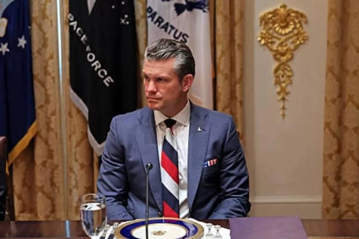 У Трампа отреагировали на атаки на Хегсета из-за галстука "в цветах флага РФ" на встрече с Зеленским