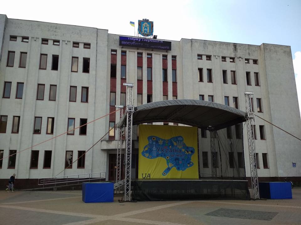 Мэрия Броваров уличена в сепаратизме: администрация города украсила сцену картой без оккупированных Крыма и Донбасса
