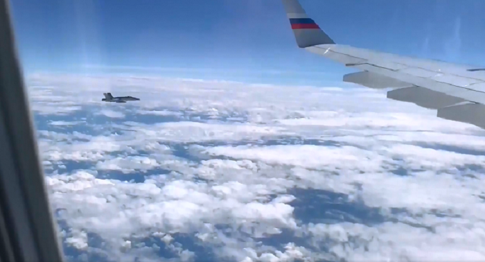 Истребители Швейцарии "сцепились" с самолетом Пескова над Женевой – видео
