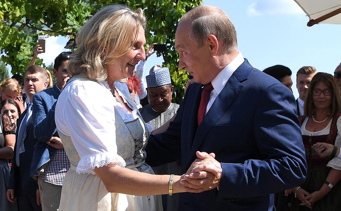 Путин, танцуя с молодой невестой из МИД Австрии, подозрительно изменился в лице: кадры с его эмоциями стали "вирусными"