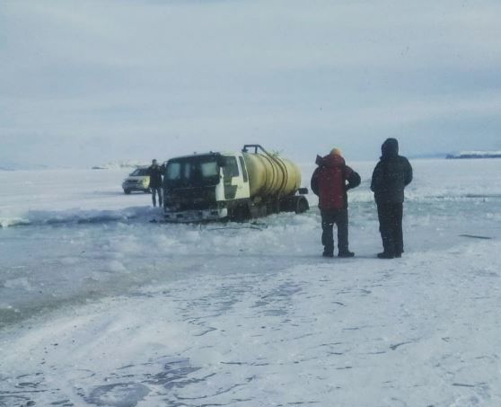 ЧП на российском Байкале: цистерна с 10 тоннами нечистот может уйти под лед в любую минуту