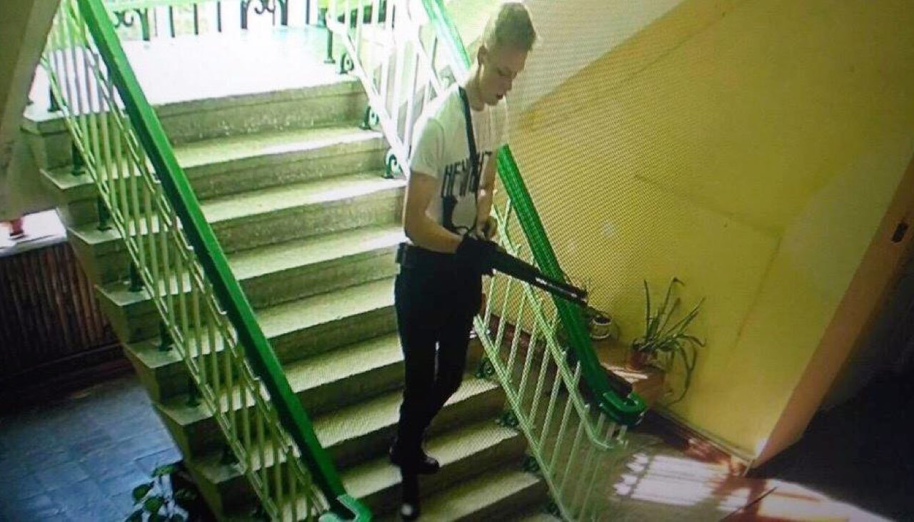 Расстрел детей в Керчи: соцсети нашли подозрительную нестыковку с фото в версии российских властей