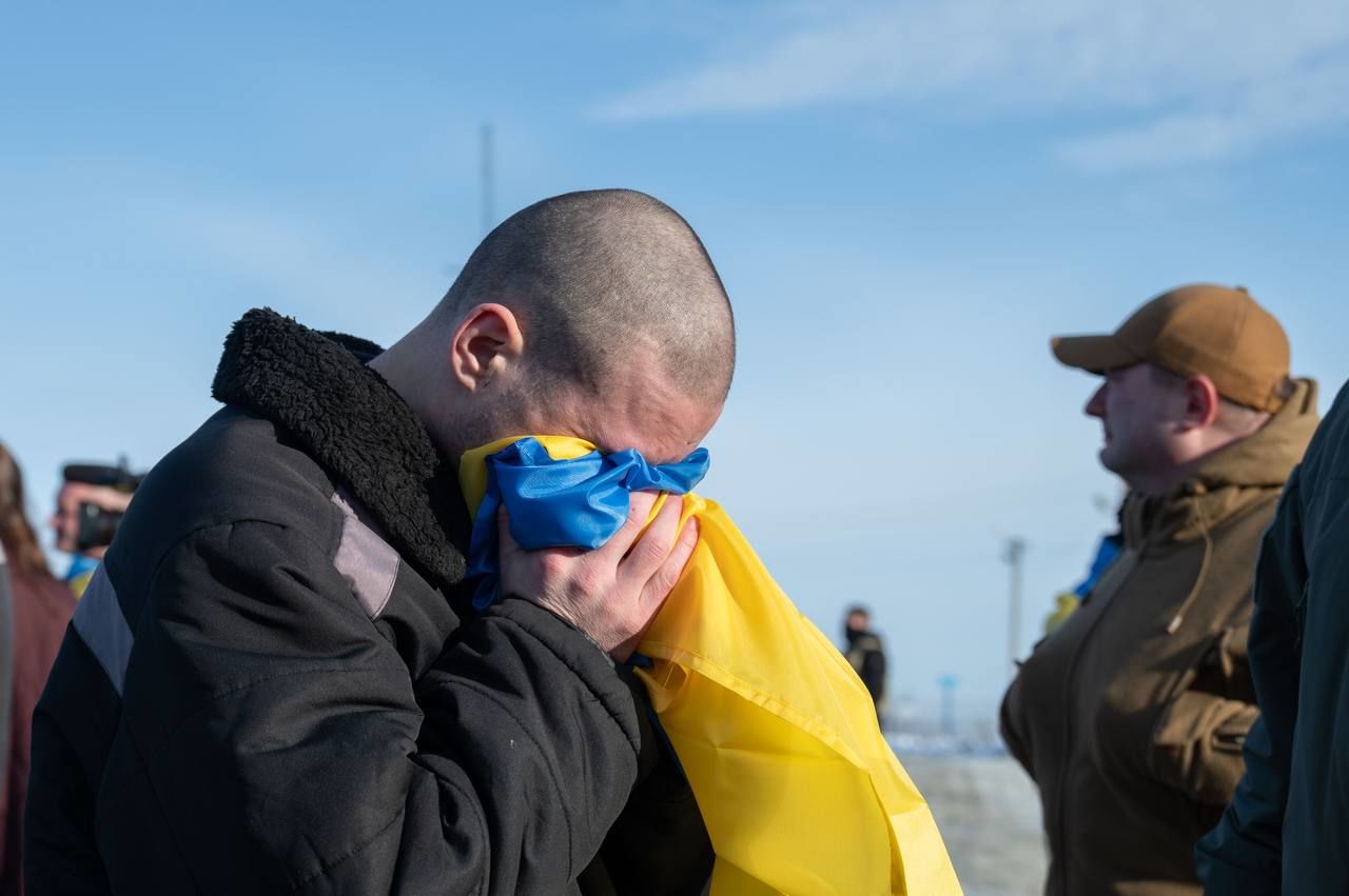 Украина вернула из российского плена 207 военных и гражданских