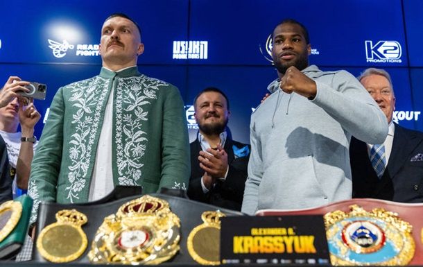 Усик завершує боксерську кар'єру: залишилися два бої, названі суперники
