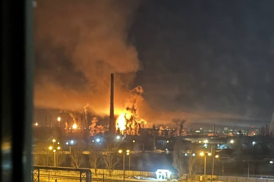 ​Под Самарой повторно атакован НПЗ: очевидцы сообщают о 2 прилетах, завод охвачен пожаром